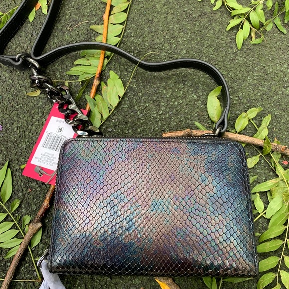 Vince Camuto Handbags - Authentic VINCE CAMUTO leather 2zip Crosby